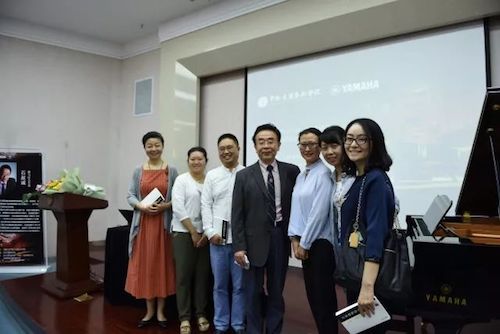 平博88艺术家石叔诚与特邀艺术家顾平受邀于成都大学东盟艺术学院、音乐与舞蹈学院艺术实践周开展公开课