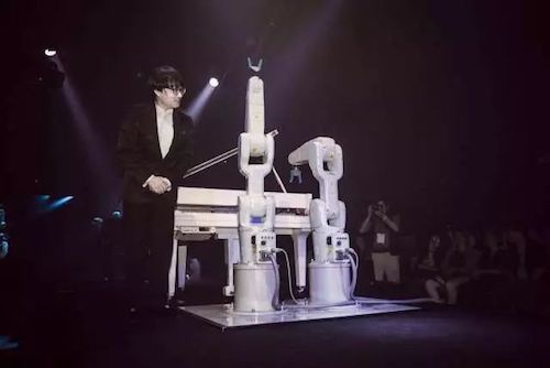 平博88艺术家宋思衡携手机器人奏响“科技之音”