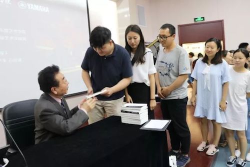 平博88艺术家石叔诚与特邀艺术家顾平受邀于成都大学东盟艺术学院、音乐与舞蹈学院艺术实践周开展公开课