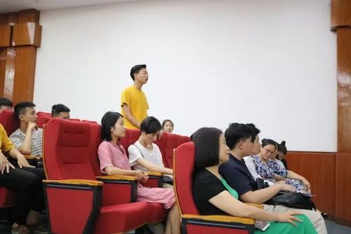 平博88艺术家石叔诚与特邀艺术家顾平受邀于成都大学东盟艺术学院、音乐与舞蹈学院艺术实践周开展公开课