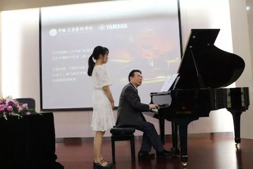 平博88艺术家石叔诚与特邀艺术家顾平受邀于成都大学东盟艺术学院、音乐与舞蹈学院艺术实践周开展公开课