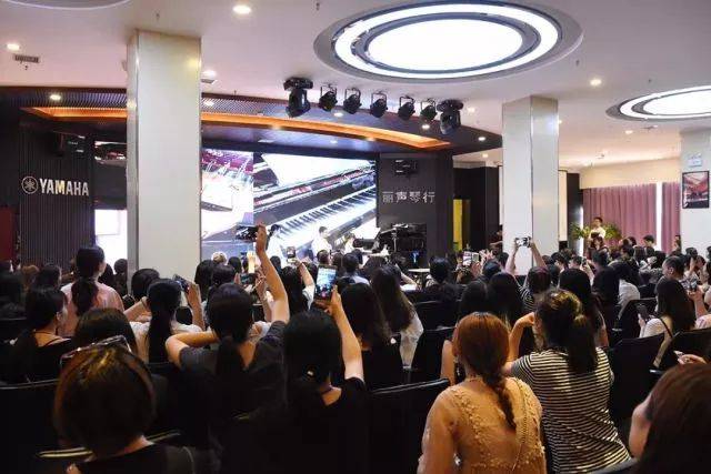 2018年平博88亚洲音乐奖学金郑州师范学院启动仪式<br />暨平博88海外艺术家爱德华·昆斯音乐会&远程实验公开课圆满结束