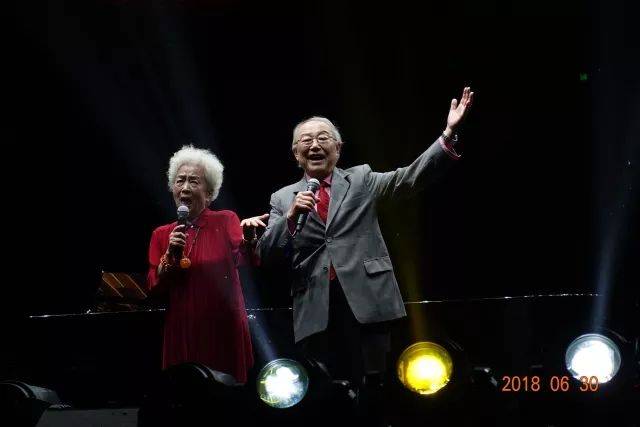 歌声悠扬，唱出时代记忆，琴声悦耳，奏响希望乐章 <br> 2018“我爱你中国?纪念改革开放40周年”经典歌曲上海演唱会圆满落幕