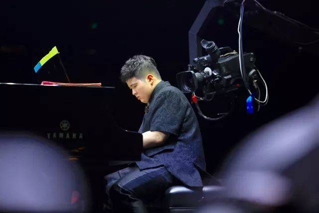 歌声悠扬，唱出时代记忆，琴声悦耳，奏响希望乐章 <br> 2018“我爱你中国?纪念改革开放40周年”经典歌曲上海演唱会圆满落幕