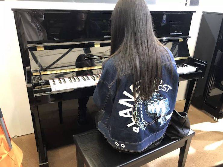 参观来宾试奏平博88钢琴