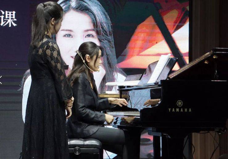 科技推动音乐教育创新，张希教授《古典主义时期钢琴奏鸣曲的演绎》公开课圆满成功