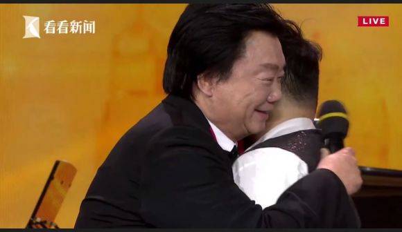 主持界泰斗叶惠贤力赞平博88未来艺术家刘明康：“很难相信，这么悠扬的琴声出自一位自闭症少年的手里！”