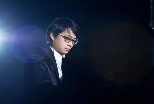 宋思衡的“宅抗疫” | 挑战主播、筹集口罩、闭关作曲，这位取消了20场演出的钢琴家原来这么忙！